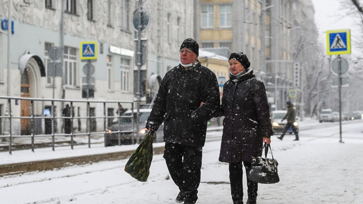 Завтра какая ожидается. Небольшой снег. Снег в Москве. Оттепель одежда.