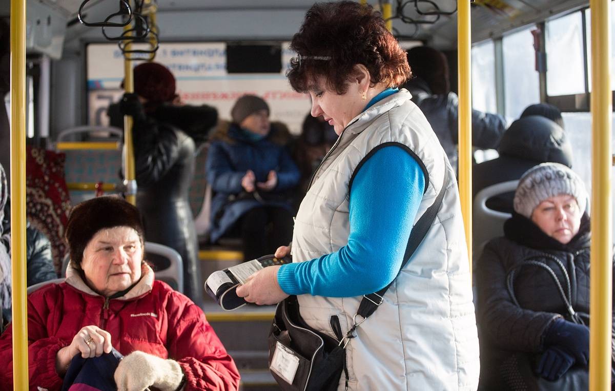 Льготные проездные для пенсионеров в 2024 году. Пенсионеры в общественном транспорте. Пенсионеры в автобусе. Пожилые люди в общественном транспорте. Автобус льготы.