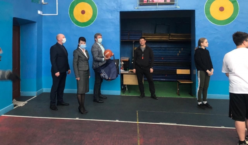  Депутат Олег Рожнов преподнес в дар школе волейбольные мячи