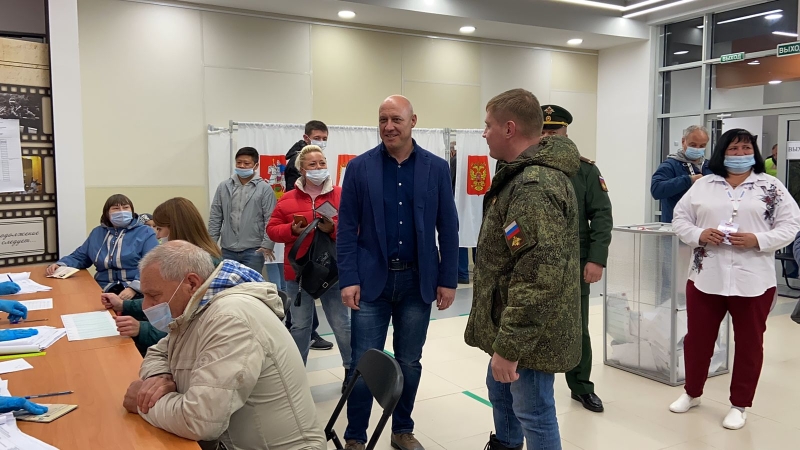 Денис Майданов посетил избирательный участок в Молодёжном
