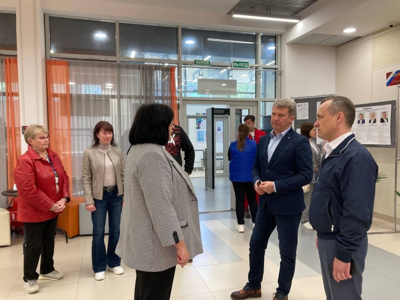 Заместитель Председателя Московской областной Думы Олег Рожнов посетил избирательный участок в Молодёжном
