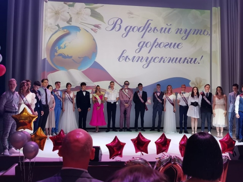 Виктор Юткин поздравил выпускников муниципальной школы с окончанием учебного заведения