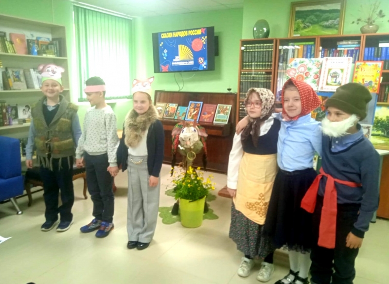 В библиотеке провели познавательно-развлекательную программу «Сказки народов России».