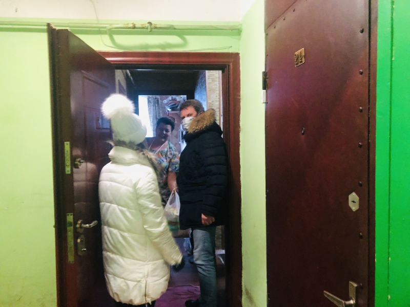 Олег Рожнов доставил продуктовые наборы пяти семьям городского округа Молодежный