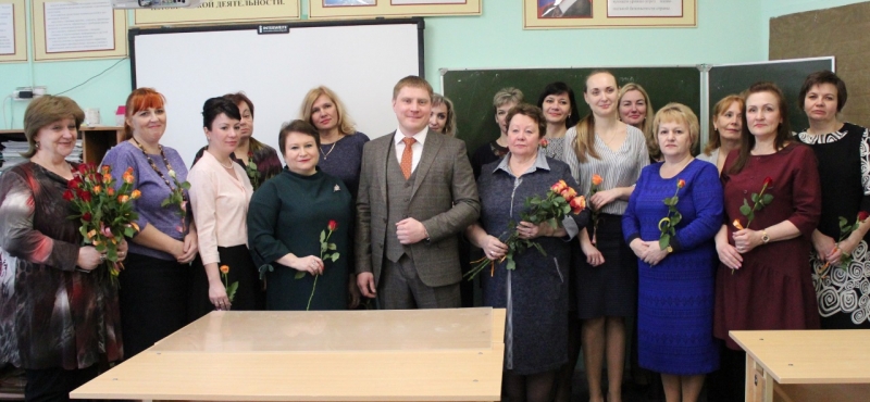 Виктор Юткин поздравил сотрудниц муниципальных учреждений в преддверии Международного женского дня