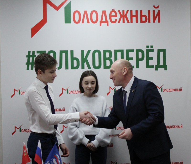 Жителям Молодёжного Антону Акимову и Полине Новак торжественно вручены паспорта