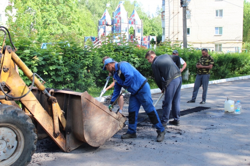 В Молодёжном проводится ямочный ремонт