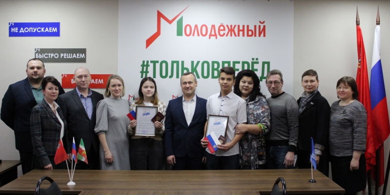 Лилия Жданова и Михаил Савин из Молодёжного получили первые паспорта Российской Федерации