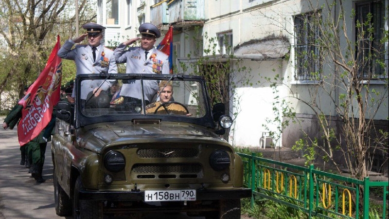 Сотрудники Росгвардии провели акцию «Парад идет к ветерану» в Подмосковье