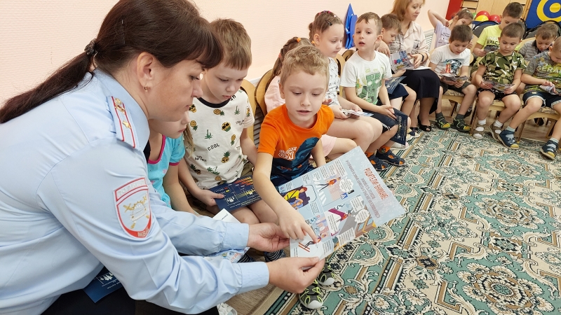 Сотрудники Госавтоинспекции провели урок безопасности в детском саду