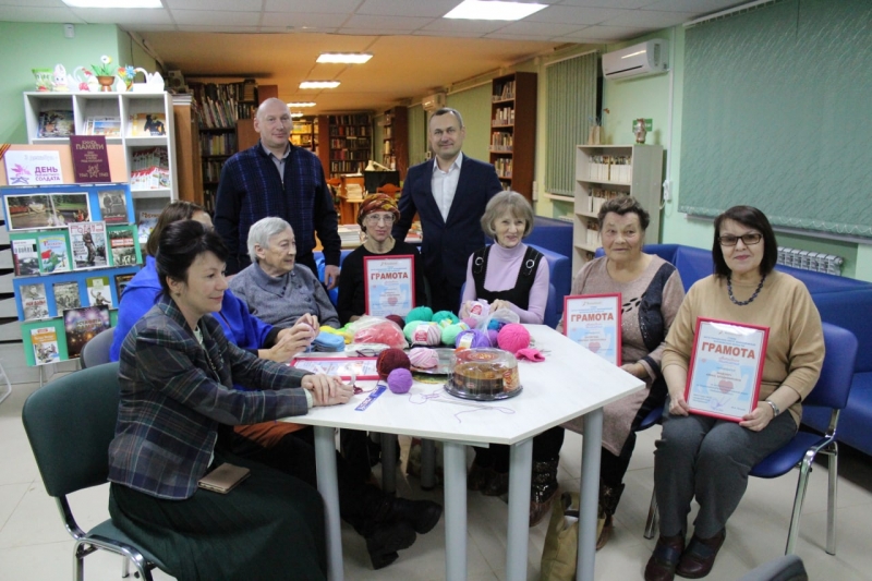 Участники клуба «Активное долголетие» городского округа Молодёжный кружка по вязанию «В кругу друзей» приняли активное участие в акции «Бабушкина забота»
