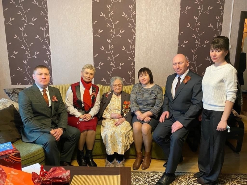 Виктор Юткин совместно с депутатами поздравили ветерана Великой Отечественной войны Веру Книр