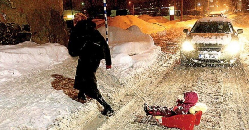 Мамам и папам, дедушкам и бабушкам, сажая ребёнка на санки, следует помнить об основных правилах безопасности