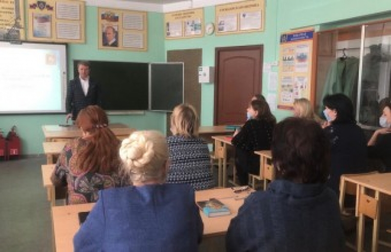 Олег Рожнов выступил перед коллективом школы городского округа Молодежный
