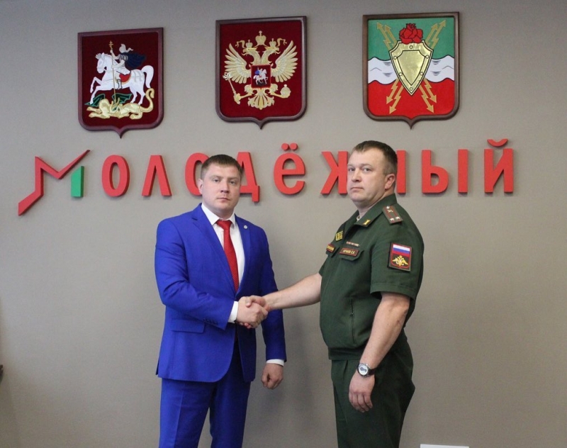 Глава Виктор Юткин представил жителям нового командира части