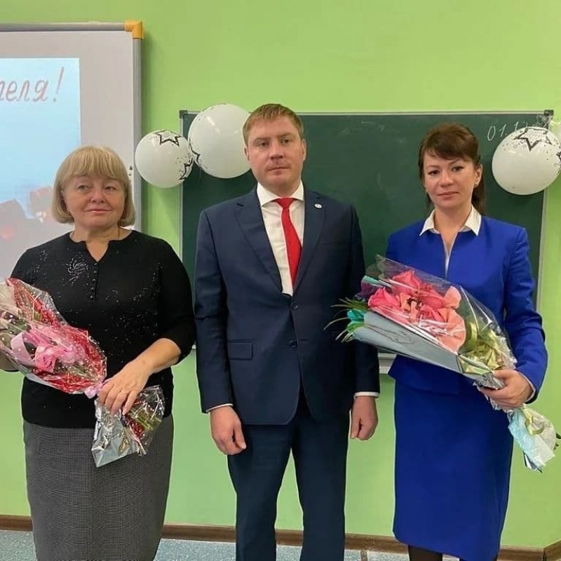 Глава округа Виктор Юткин поздравил с Днём учителя и Днём воспитателя сотрудников образовательного учреждения