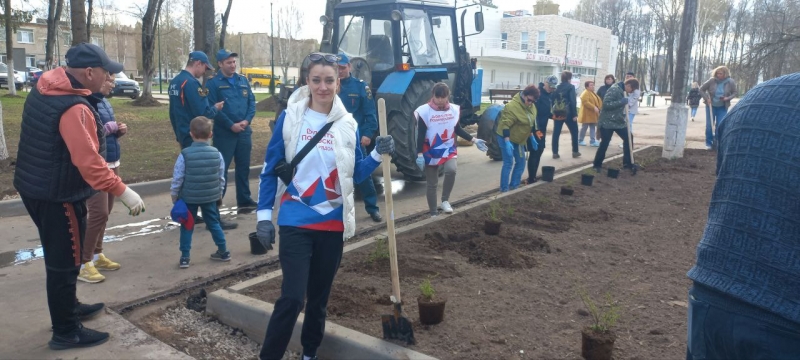 Волонтеры Молодёжного приняли участие в субботнике.