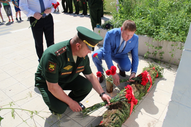  Виктор Юткин возложил цветы в памятнику  Воину