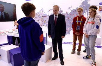 В ЦВЗ «Манеж» Владимир Путин посетил (http://kremlin.ru/events/president/news/70167) выставочную зону молодёжных проектов Дома молодёжи и принял участие в благотворительной акции «Ёлка желаний»