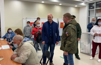 Денис Майданов посетил избирательный участок в Молодёжном