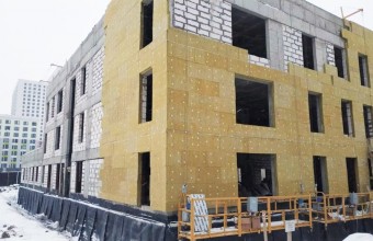 В Люберцах строители приступили к устройству фасада здания детского сада на 350 мест