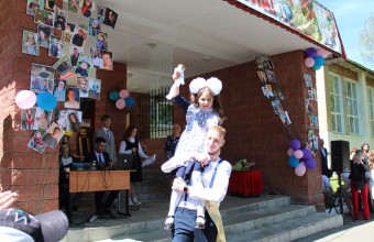 Виктор Юткин поздравил выпускников Молодёжного с Последним школьным звонком