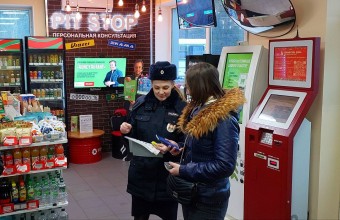 Сотрудники Госавтоинспекции провели беседу с посетителями автозаправочной станции