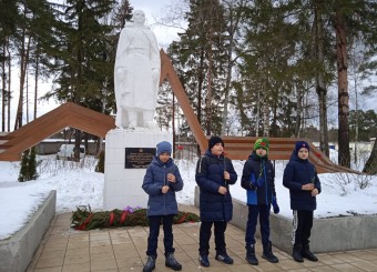 Школьники Молодёжного приняли участие в поэтическом микрофоне «Слава защитникам Отечества»
