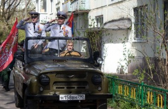 Сотрудники Росгвардии провели акцию «Парад идет к ветерану» в Подмосковье