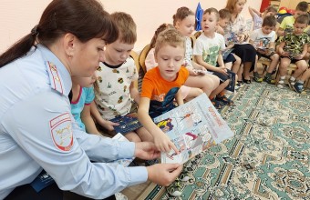 Сотрудники Госавтоинспекции провели урок безопасности в детском саду