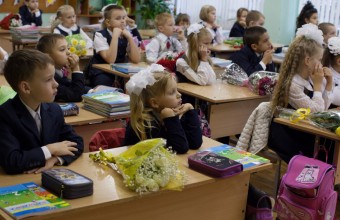 Как получить подарочный набор первоклассника и льготные выплаты к школе в Подмосковье
