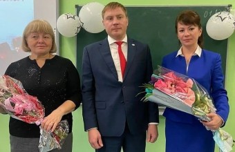 Глава округа Виктор Юткин поздравил с Днём учителя и Днём воспитателя сотрудников образовательного учреждения