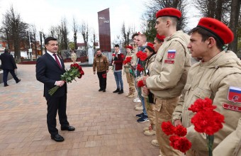 Андрей Воробьев возложил цветы к Мемориалу павшим воинам в Лотошине